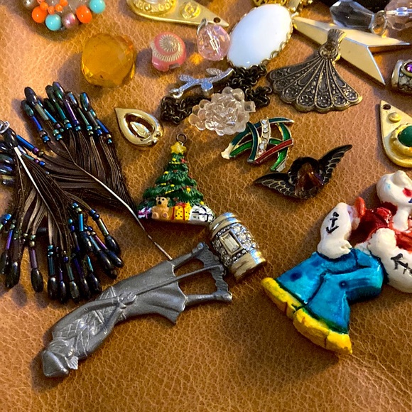 Crafters lot vintage jewelry pendants parts pieces singles etc - Picture 5 of 7